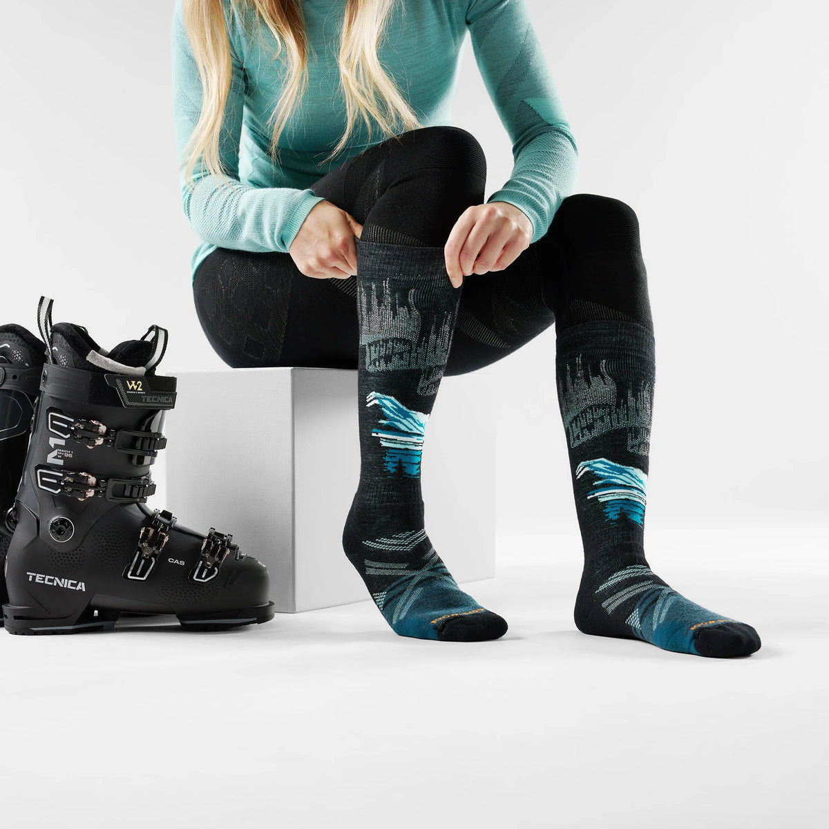 Women's Ski Alpine Auroras Over The Calf Socks